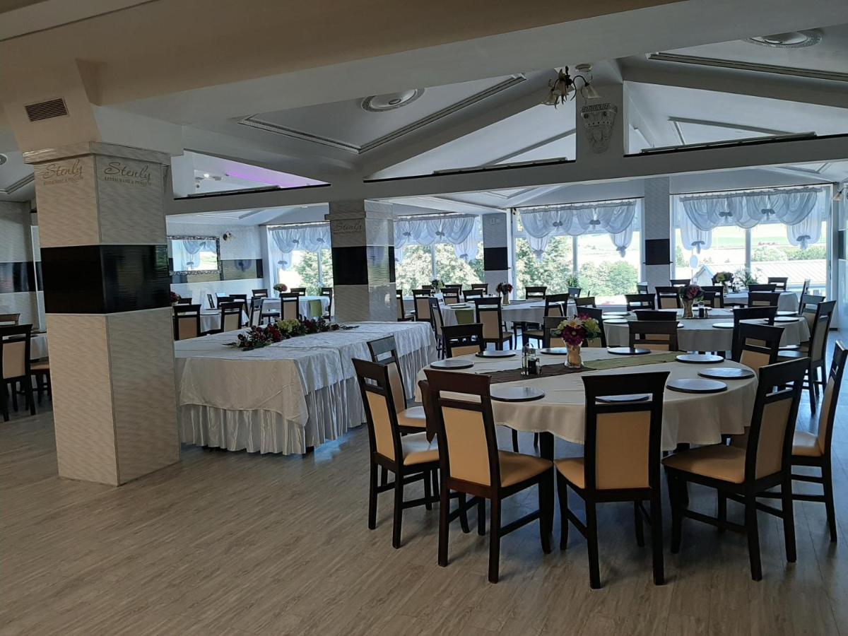Restaurant And Pension Stenly Spissky Stvrtok Eksteriør bilde